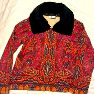 Fun and retro light sweater with faux fur collar, size medium